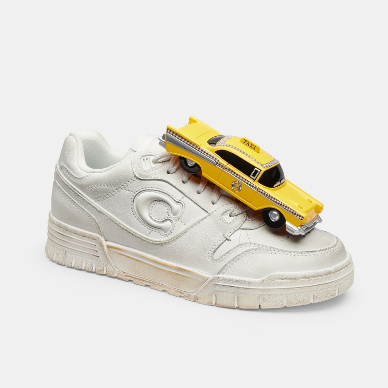为 COACH Soho Sneaker 而设的精美配色，包括纽约经典小黄计程车以及粉红经典古董车，将于 5 月 1 日于官网独家发售！